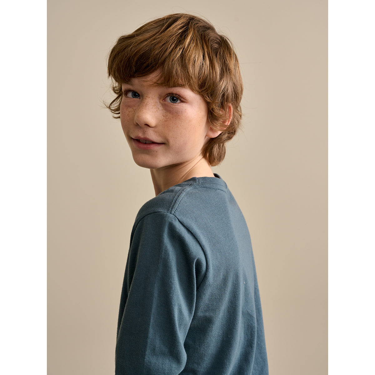 'innovative ideas' print with a retro-graphic touch on a kenno long sleeve t-shirt from bellerose for kids/children and teens/teenagers