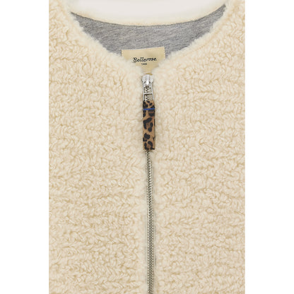 Close-up product picture of Jams Bodywarmer front side from Bellerose. Bodywarmer is made from off-white teddy fabric, featuring a light grey fleece lining and has a front zipper closure with a leopard printed pull tab.