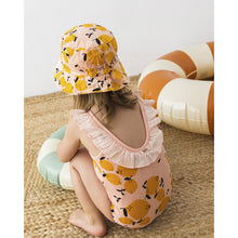 Load image into Gallery viewer, lemon print bob hat/bucket hat in the colour peach for babies and toddlers from búho