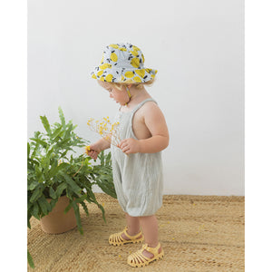 bucket hat/bob hat with all-over lemon print from búho for babies and toddlers