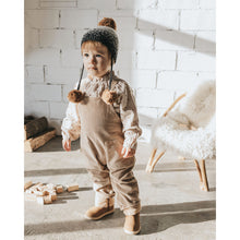 Load image into Gallery viewer, Comfortable cotton baby corduroy dungaree in the colour BRUSH/beige from búho for babies and toddlers