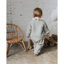Load image into Gallery viewer, Comfortable long-sleeved baby t-shirt with a frilled collar, elastic wrists and buttoned at the back from búho for babies and toddlers