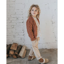 Load image into Gallery viewer, polka dots blouse with a ruffled neck collar, elastic wrists and buttoned at the back with three small wooden buttons from búho for kids/children