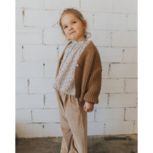 Load image into Gallery viewer, fall blouse with a pleated collar, elastic wrists and buttoned at the front with wooden buttons from búho for kids/children