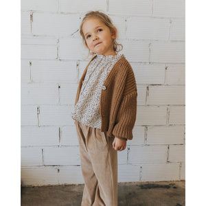 fall blouse with a pleated collar, elastic wrists and buttoned at the front with wooden buttons from búho for kids/children