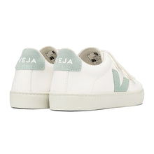 Load image into Gallery viewer, small esplar velcro chromefree leather shoes from veja in the colour EXTRA-WHITE_MATCHA for kids
