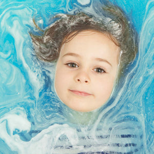 Children safe, vegan blue bathbomb from nailmatic kids 